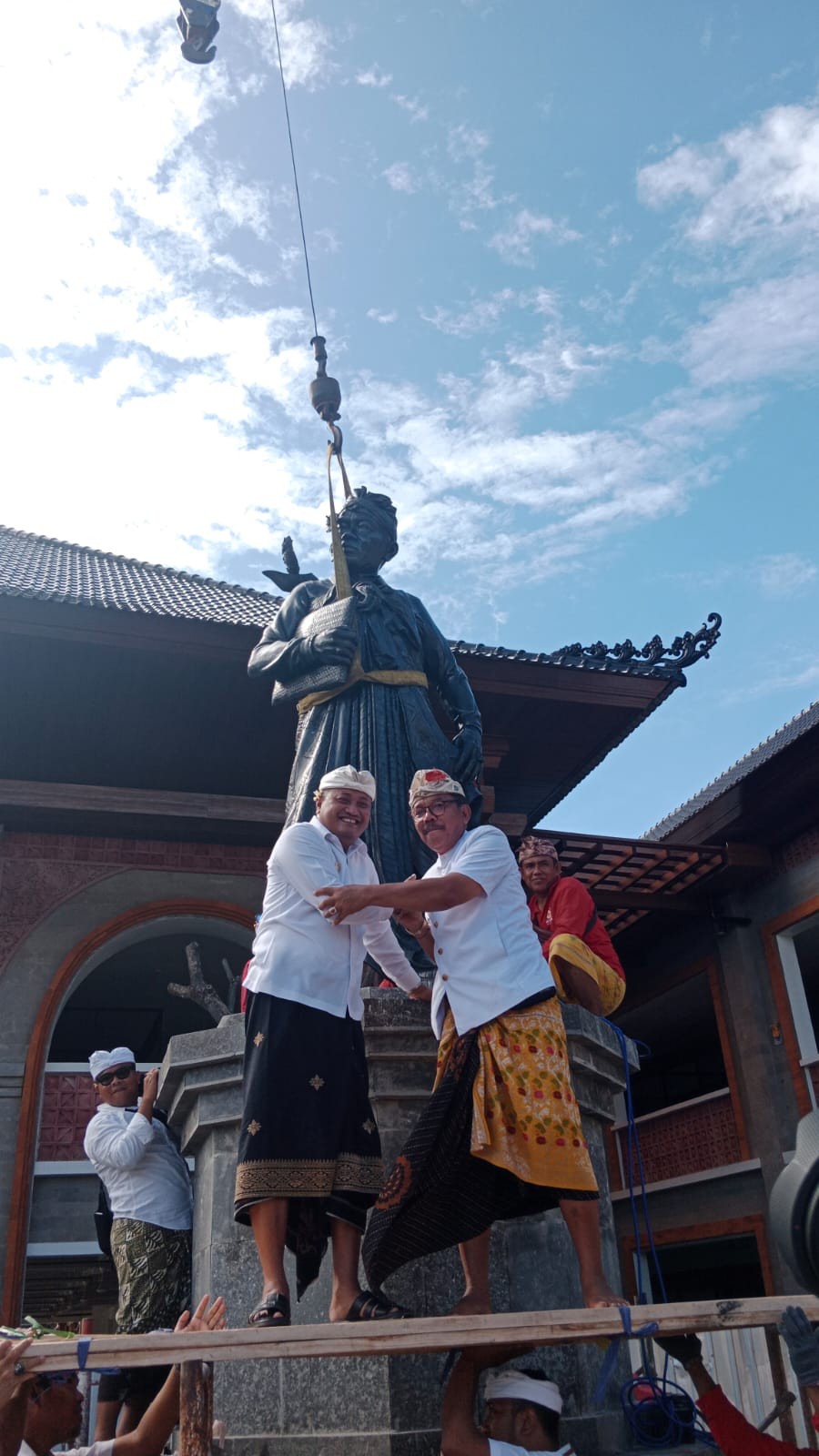 Dokumentasi dari - Bupati Gianyar Bersama Wagub Bali Naikkan Patung Tjokorda Gde Agung Sukawati di Pasar Ubud