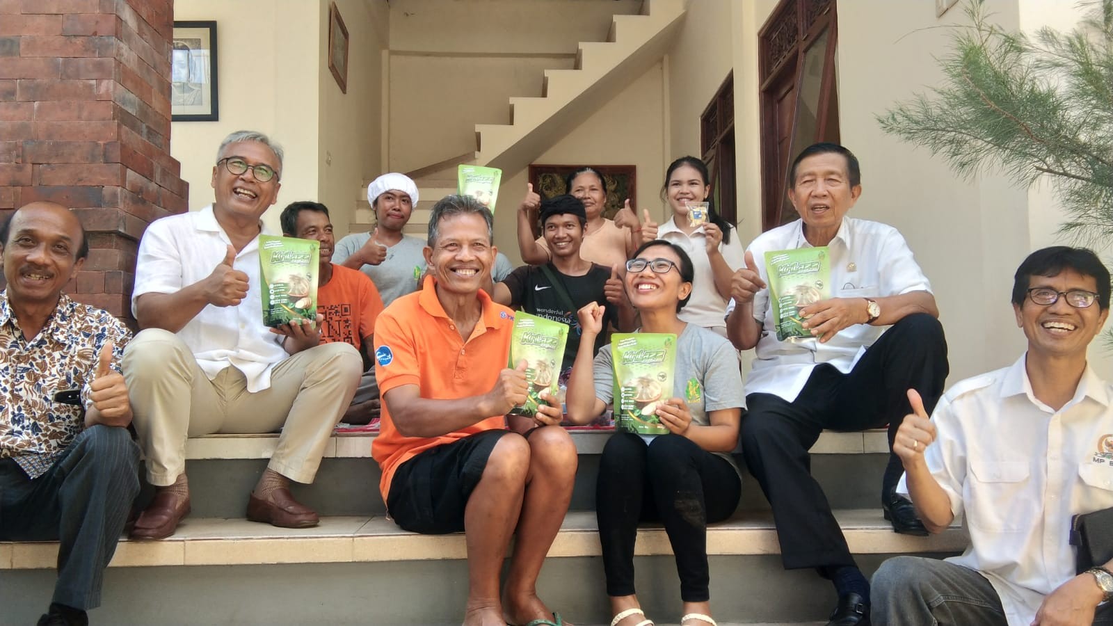 Dokumentasi dari - Heryana Guru Honor, Usaha Keripik Talas “Krilazz” Dipuji Mangku Pastika