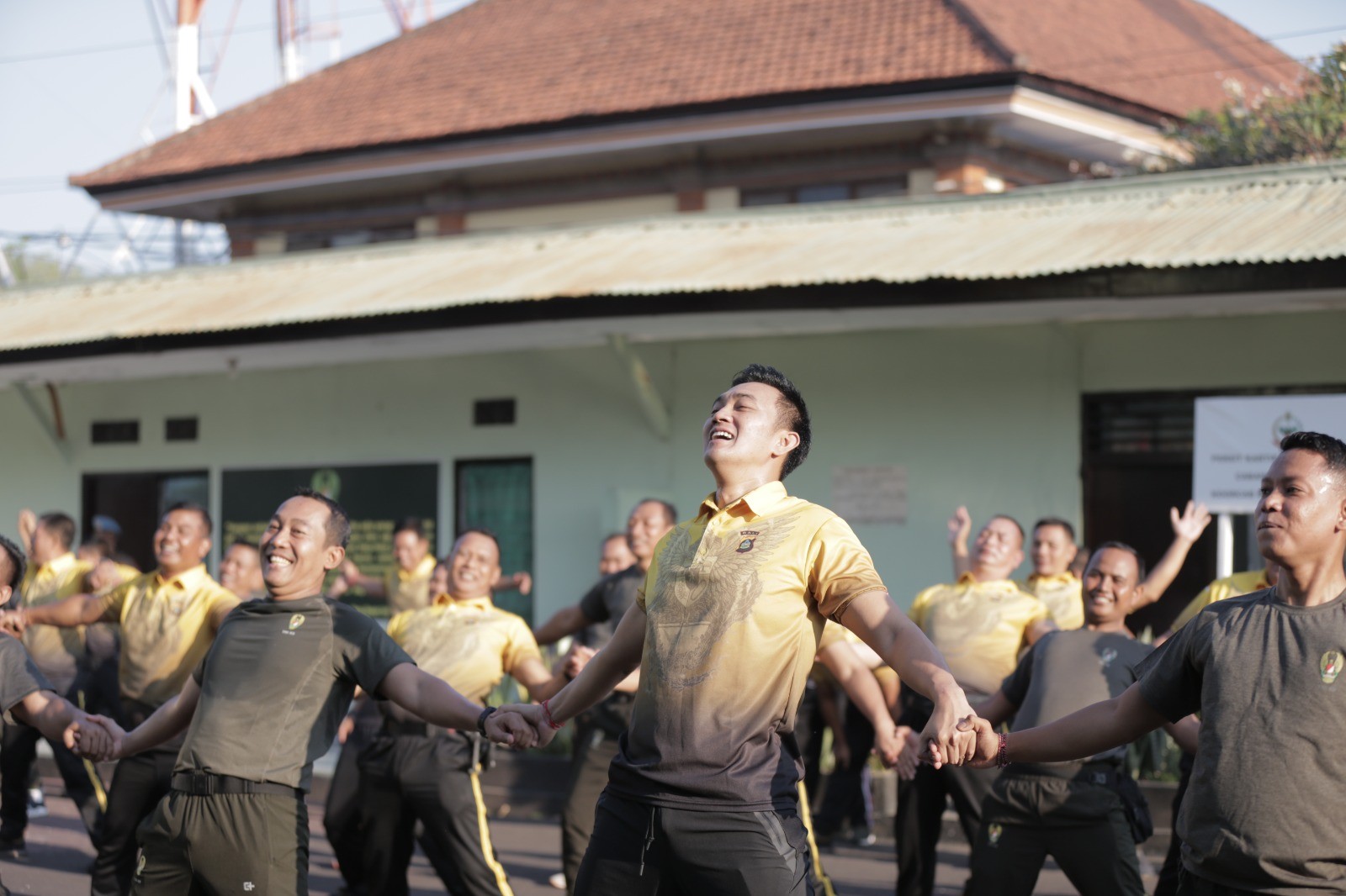 Dokumentasi dari - TNI dan Polri Lakukan Olahraga  Bersama di Halaman Makodim 1609 Buleleng
