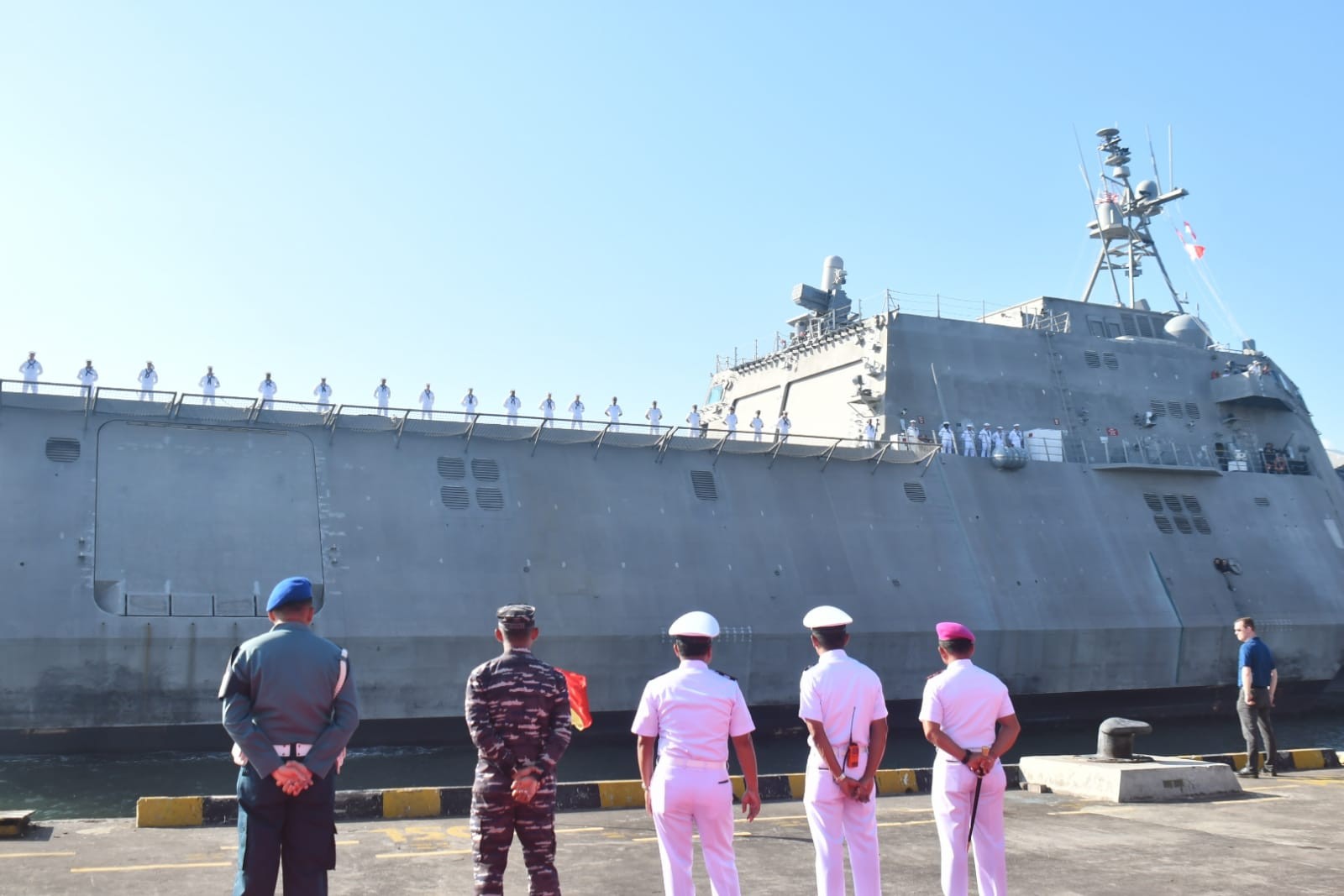 Dokumentasi dari - Kapal perang Amerika Serikat USS Manchester Datang ke Bali, For Purposes Of Resupplying, Refueling And Crew Liberty