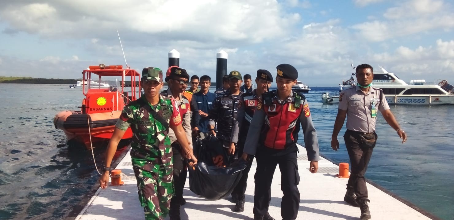 Dokumentasi dari - WNA India Meninggal, Tim SAR Temukan di Pesisir Pantai Kelingking