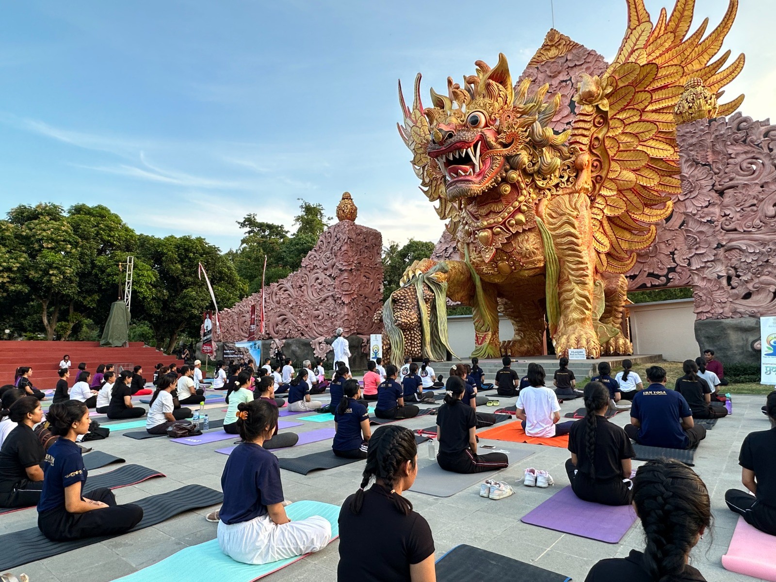Dokumentasi dari - SVCC Bali Bersama STAH Mpu Kuturan Gelar Yoga di RTH Taman Bung Karno Buleleng
