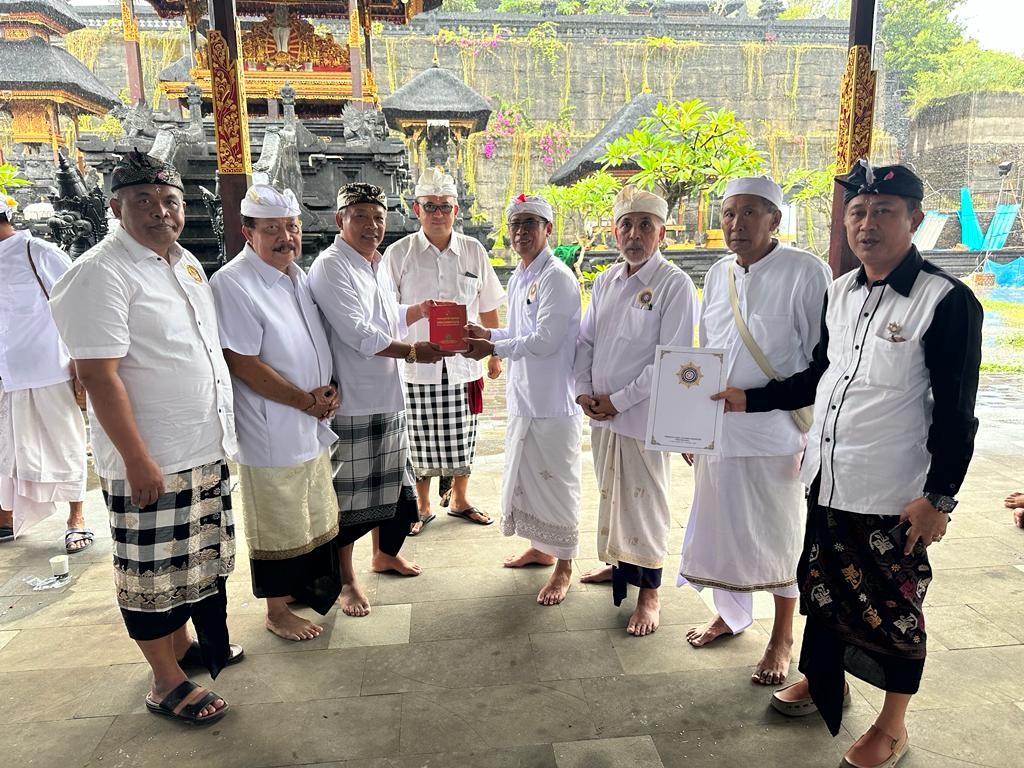 Dokumentasi dari - Pengurus PHDI Bali ‘’Pedek Tangkil’’ di Pura Punduk Dawa, Serahkan Buku Hindu Bantu Perkaya Literasi 