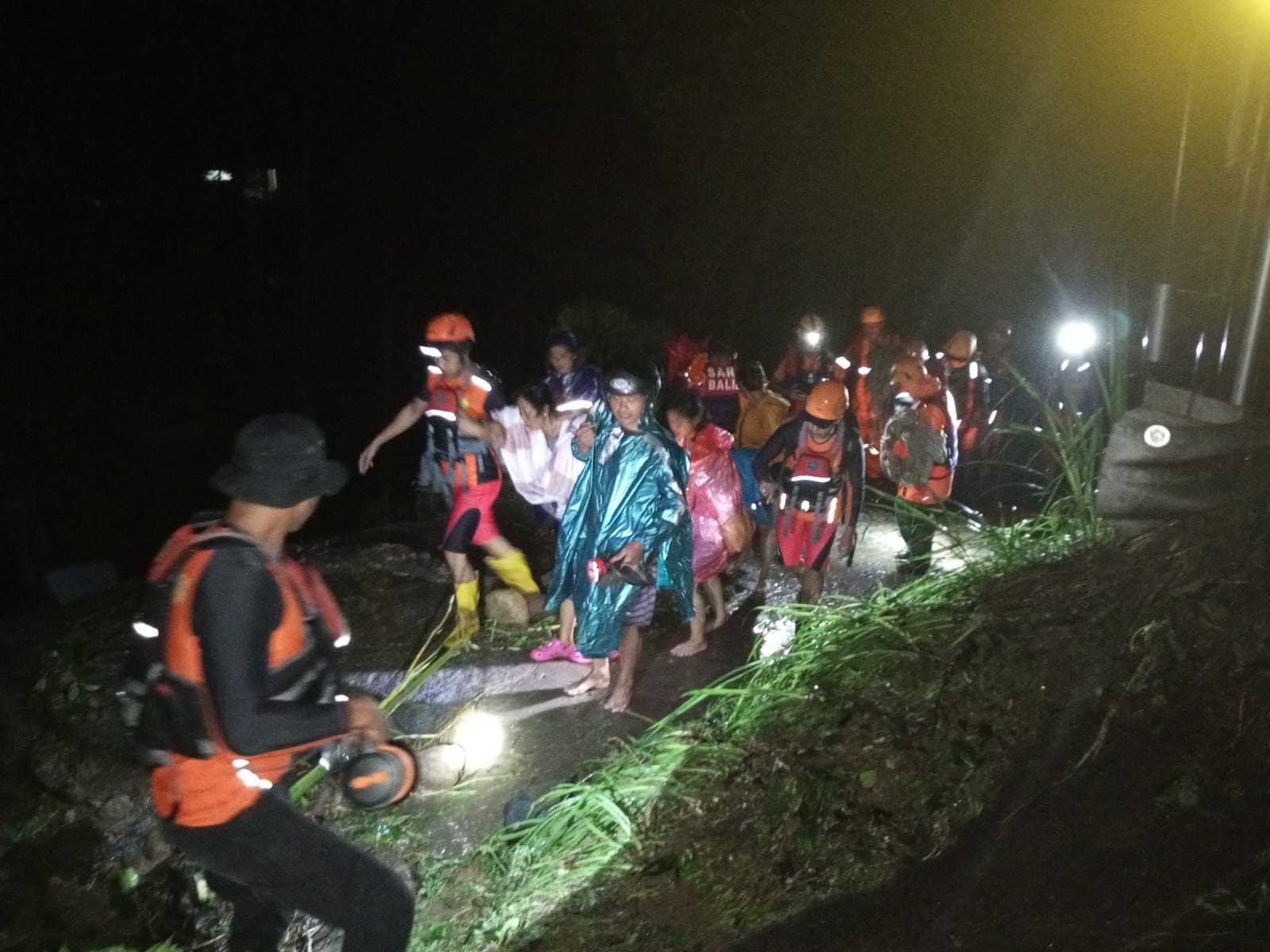 Dokumentasi dari - Enam Wisata Terjebak Saat Hujan Deras di Glamping Desa Muncan
