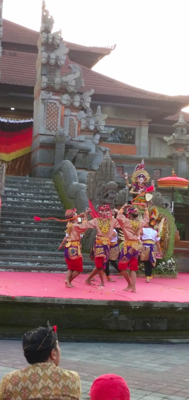 Dokumentasi dari - Dua Jagoan Sekaa Jegog Jembrana Unjuk Kebolehan di Arena PKB Ke-45 
