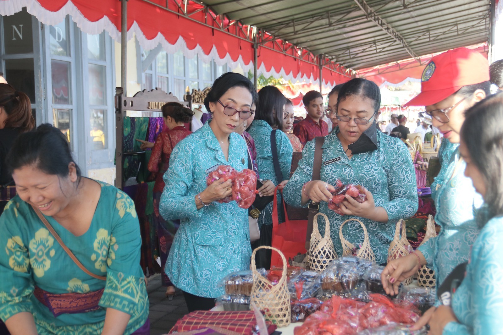 Dokumentasi dari - Ny. Suastini Koster Puji Antusiasme UMKM Buleleng