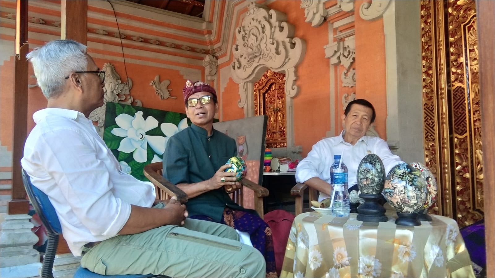 Dokumentasi dari - Egg Painting Gallery Bina Anak-Anak Melukis, Mangku Pastika Dorong Perajin Miliki HaKI