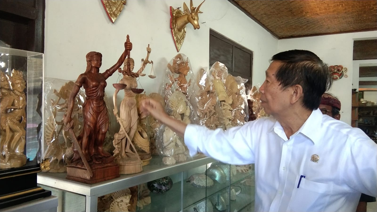 Dokumentasi dari - Perajin Papan Nama di Batuan, Mangku Pastika Kagumi Patung Dewi Keadilan