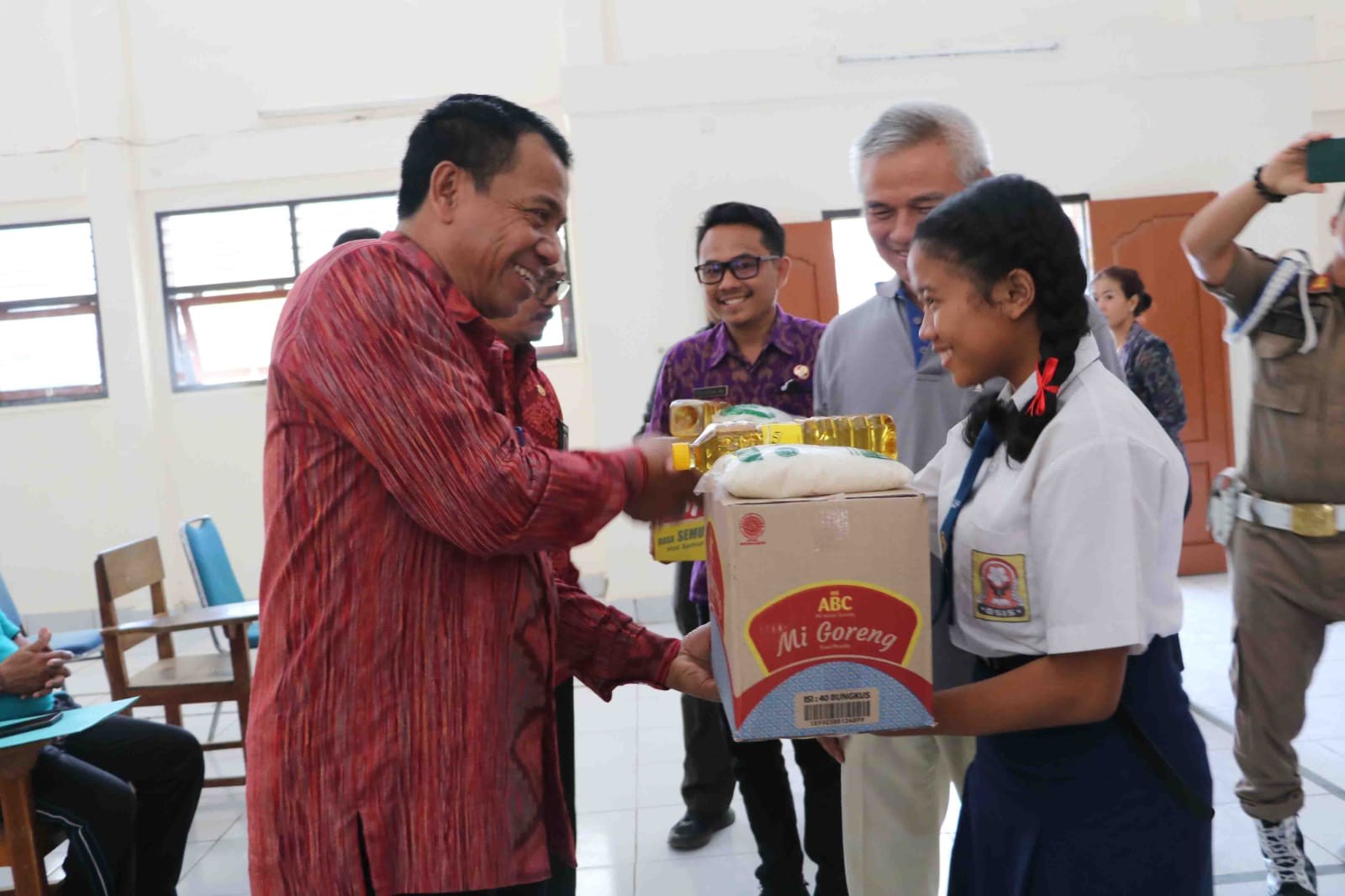 Dokumentasi dari - Anak Penghuni Panti Sosial Dana Punia Singaraja Terima Bingkisan dari Pj.Bupati Lihadnyana