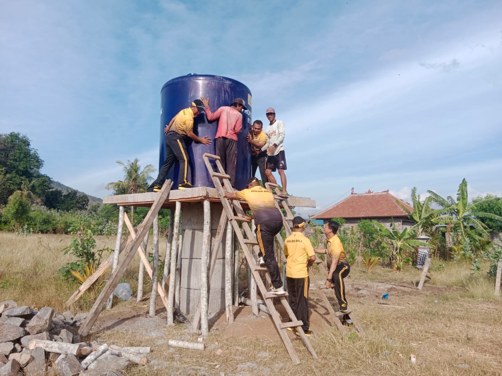 Dokumentasi dari - Warga Desa Sumberklampok Buleleng Mengeluh Sulit Mendapatkan Air Bersih