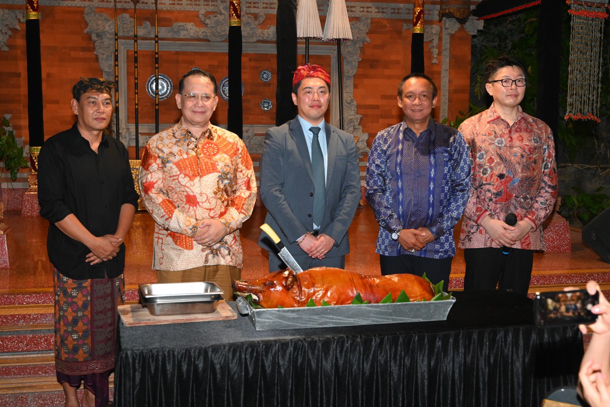 Dokumentasi dari - Disuguhkan Babi Guling, Gala Dinner KADIN Bali - SPOWARS Korea Kagumi Puri Anom Kawan