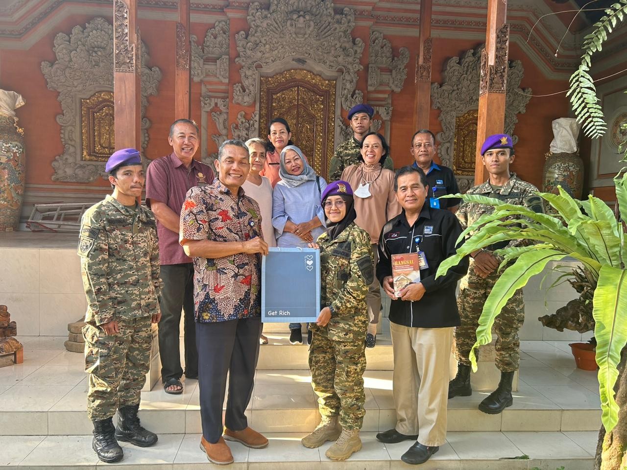 Dokumentasi dari - Kunjungan Kepala LPP RRI Denpasar ke Monumen Perjuangan Bangsal 