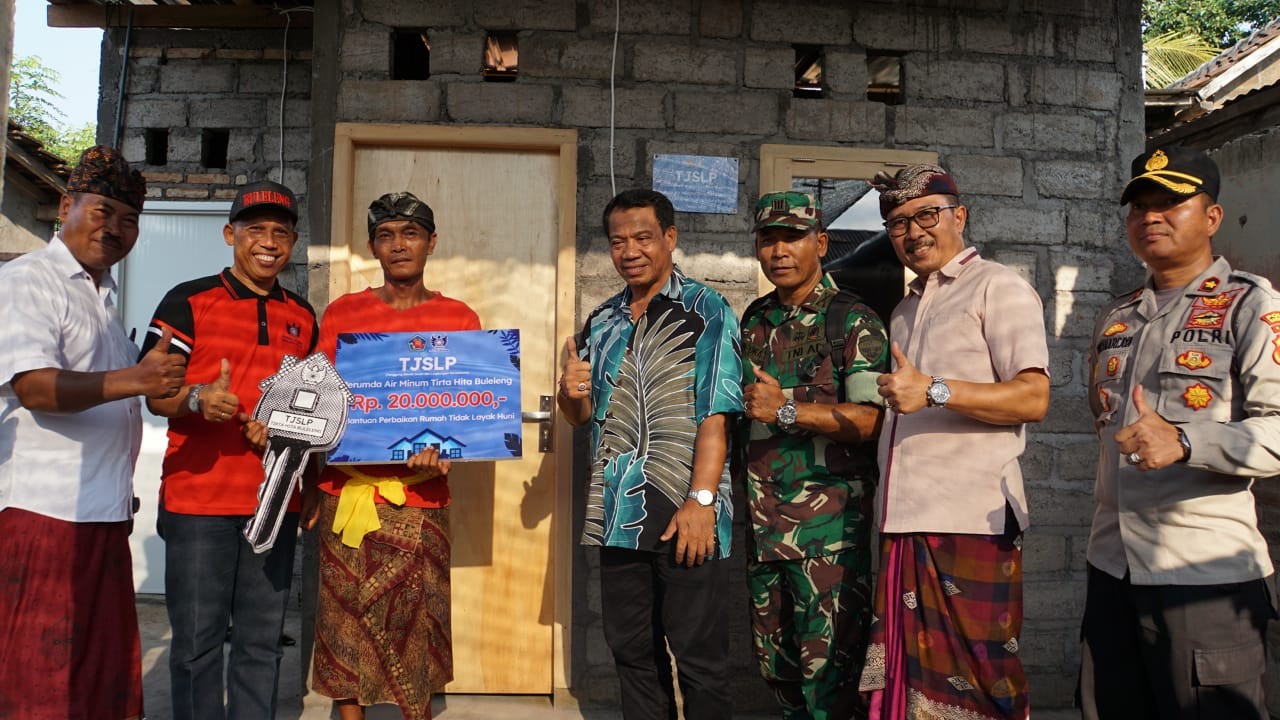 Dokumentasi dari - Pj Bupati Lihadnyana Serahkan Hasil Bedah RTLH Program TJSLP Penurunan Kemiskinan Ekstrem