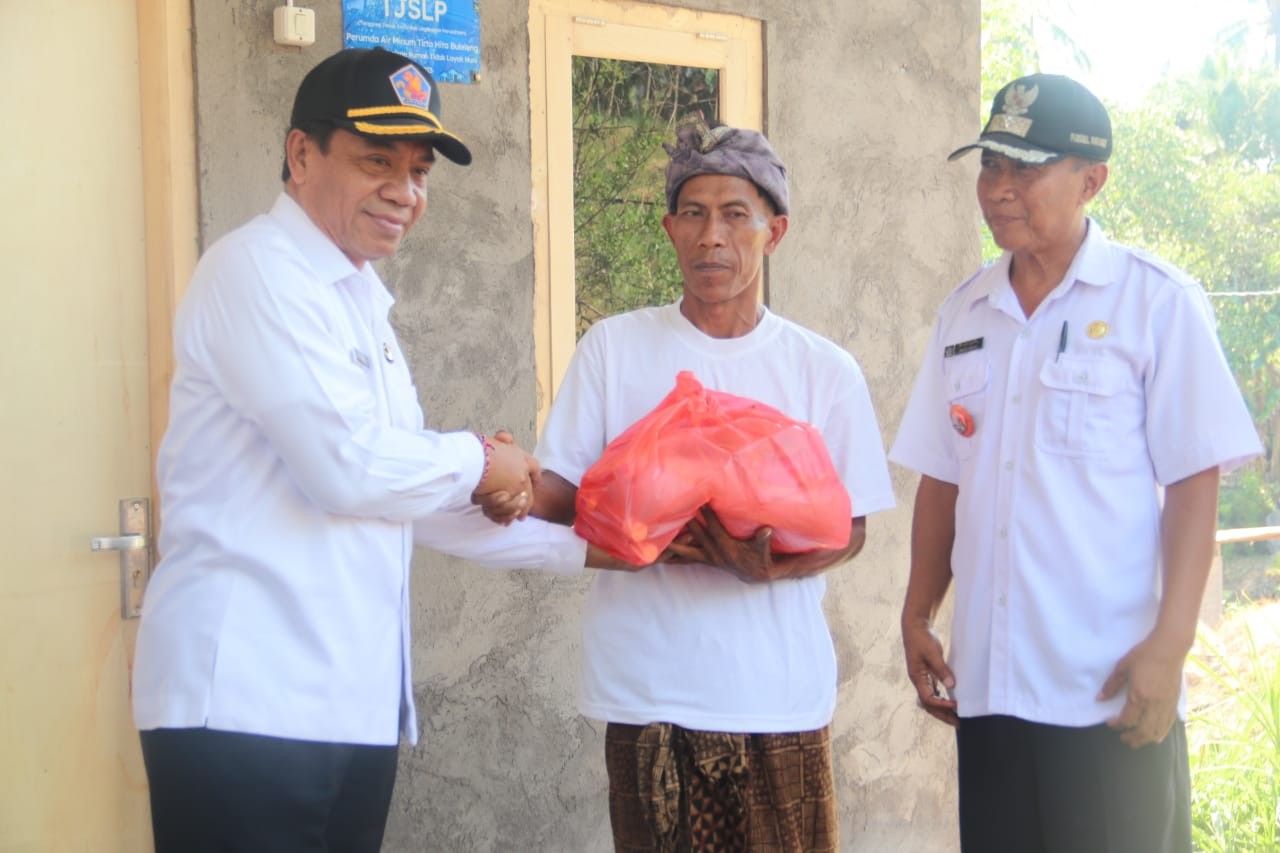 Dokumentasi dari - Pj.Bupati Buleleng Lihadnyana Serahkan Hasil Bedah RTLH Kemiskinan Ekstrem di Desa Ringdikit dan Desa Pangkungparuk