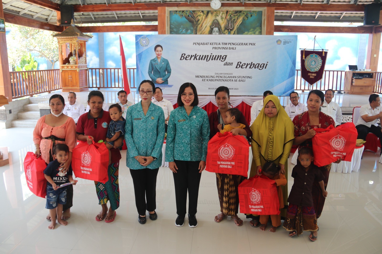 Dokumentasi dari - Pj. Bupati Lihadnyana Berikan Apresiasi PKK Provinsi Bali dalam Kegiatan Berkunjung dan Berbagi