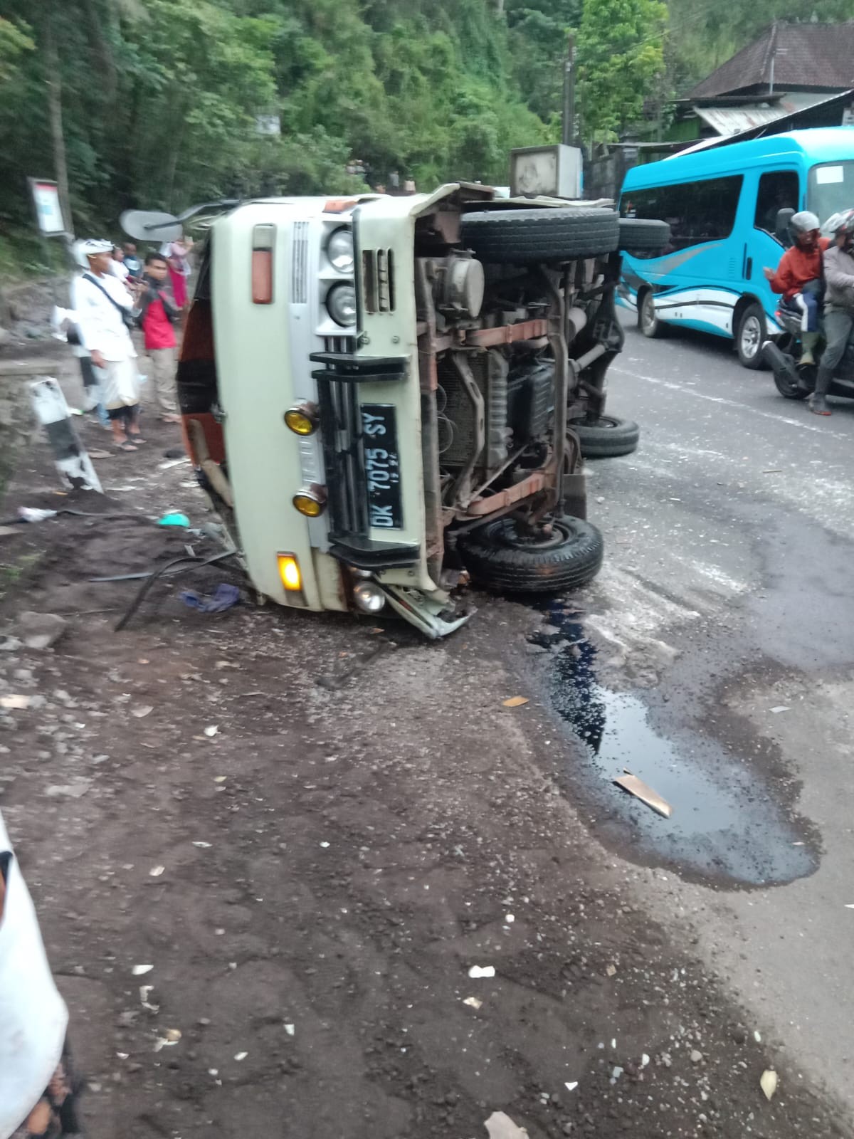 Dokumentasi dari - Lakalantas Jalan Raya Nongan Rendang Karangasem Telan 6 Korban Jiwa.