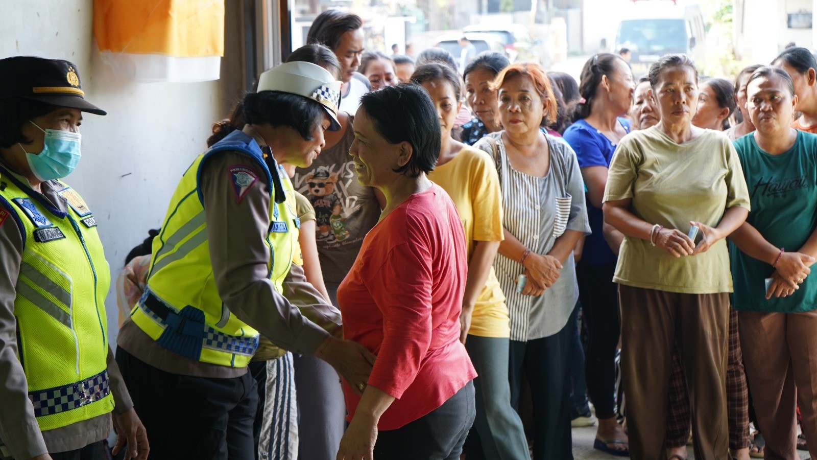 Dokumentasi dari - Surat Suara Pemilu DPR Sampai di Buleleng, Ketua Komang Dudhi  Kerahkan 400 Tenaga Pelipat
