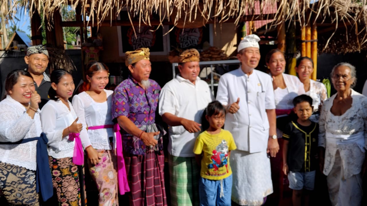 Dokumentasi dari - Narasikan dengan Hebat, Mangku Pastika Coba Kuliner Babi Guling Desa Wisata Nongan