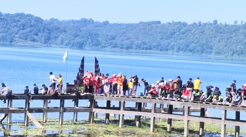 Dokumentasi dari - Tuangkan Cairan Eco Enzyme, Mangku Pastika Khawatir Danau Buyan jadi Daratan