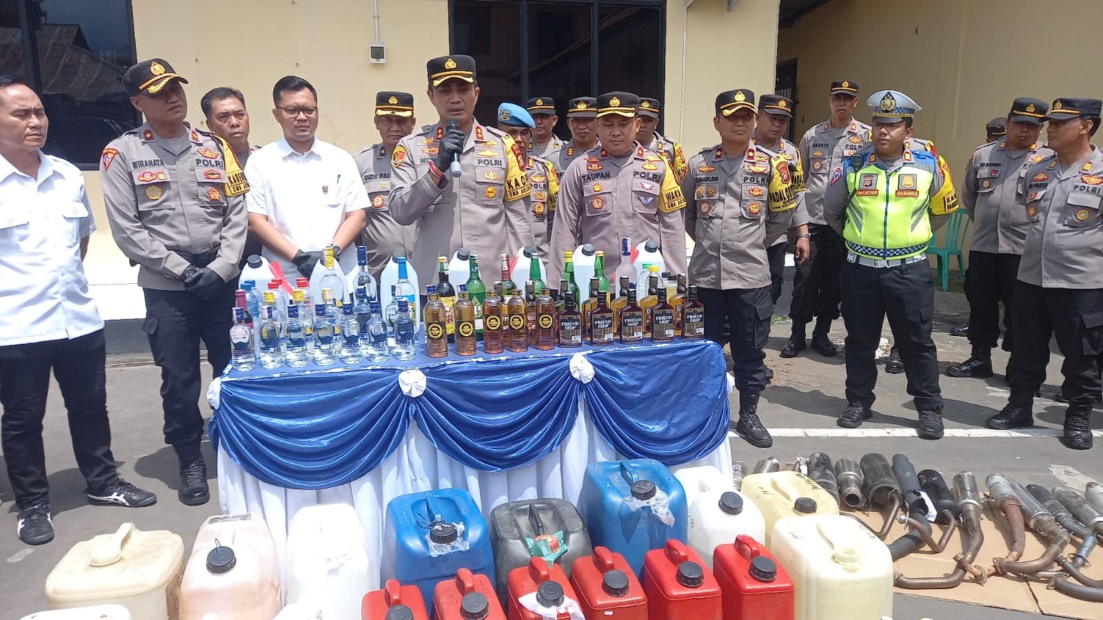 Dokumentasi dari - Nataru 2024, Polres Buleleng Tertibkan  Peredaran Miras