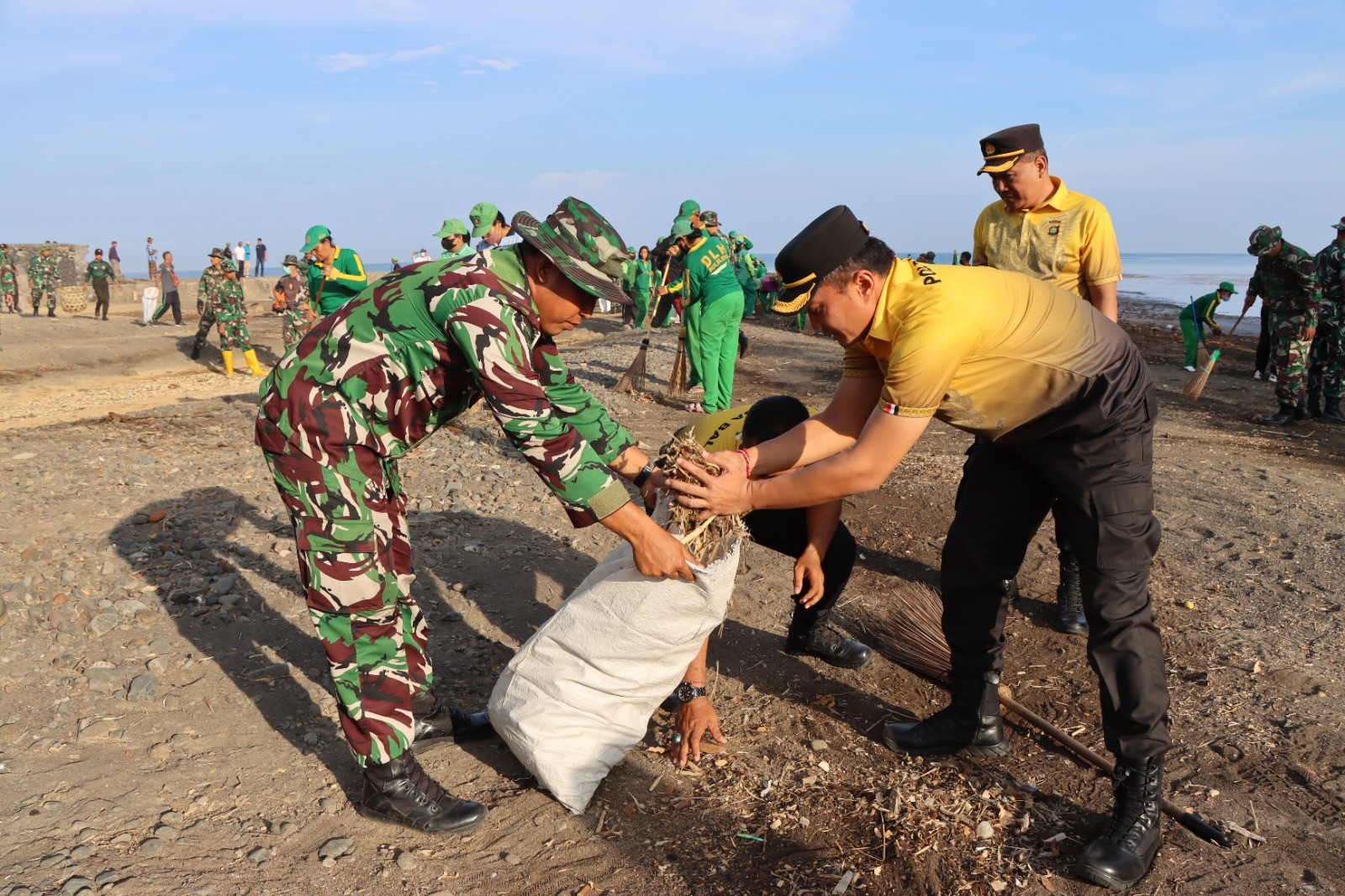 Dokumentasi dari - Polres Buleleng Bersama TNI Jaga Kebersihan Pantai Ex Pelabuhan