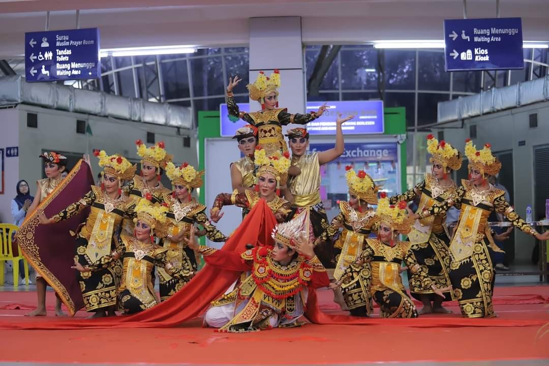 Dokumentasi dari - Santhi Budaya Wakil Bali dalam Festival Seni Internasional Pesta Gendang Nusantara