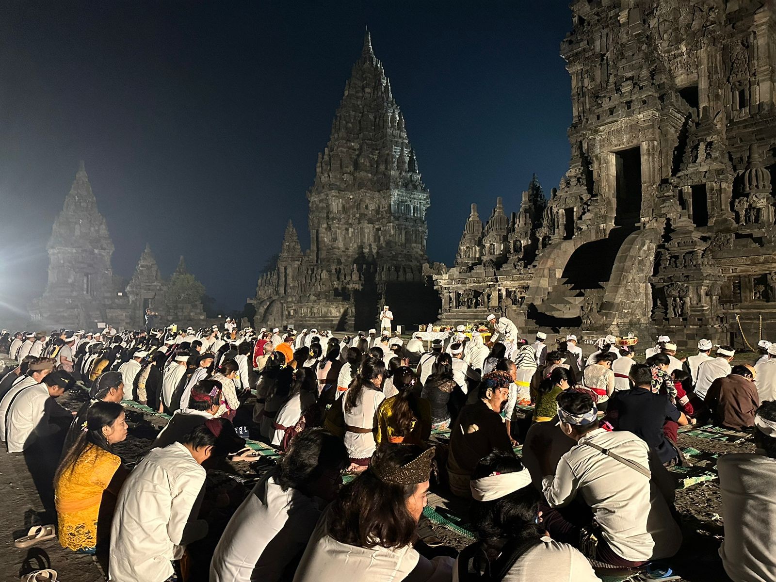 Dokumentasi dari - Malam Siwaratri, 1008 Mantra Siwa Dilantukan Ribuan Umat Hindu di Candi Prambanan