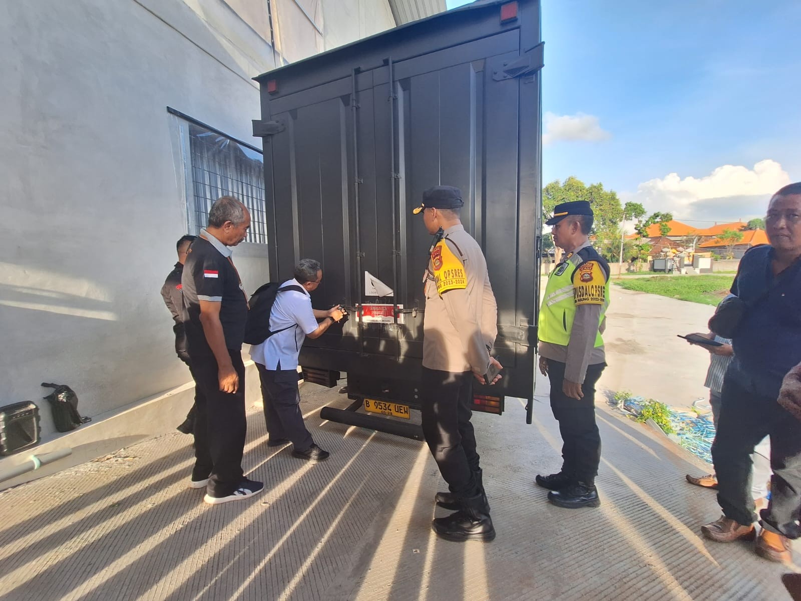 Dokumentasi dari - KPU Buleleng Terima Surat Suara Pemilu DPD RI