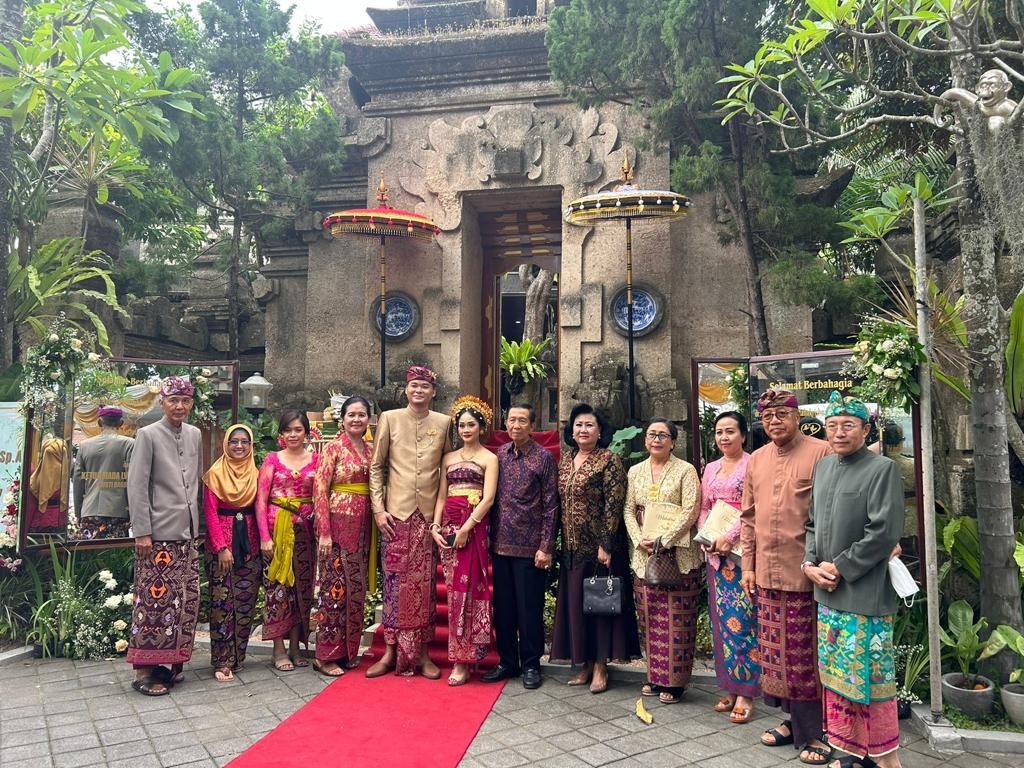 Dokumentasi dari - Mangku Pastika Hadiri Pernikahan Mahakrishna dan Sattwika di MPB