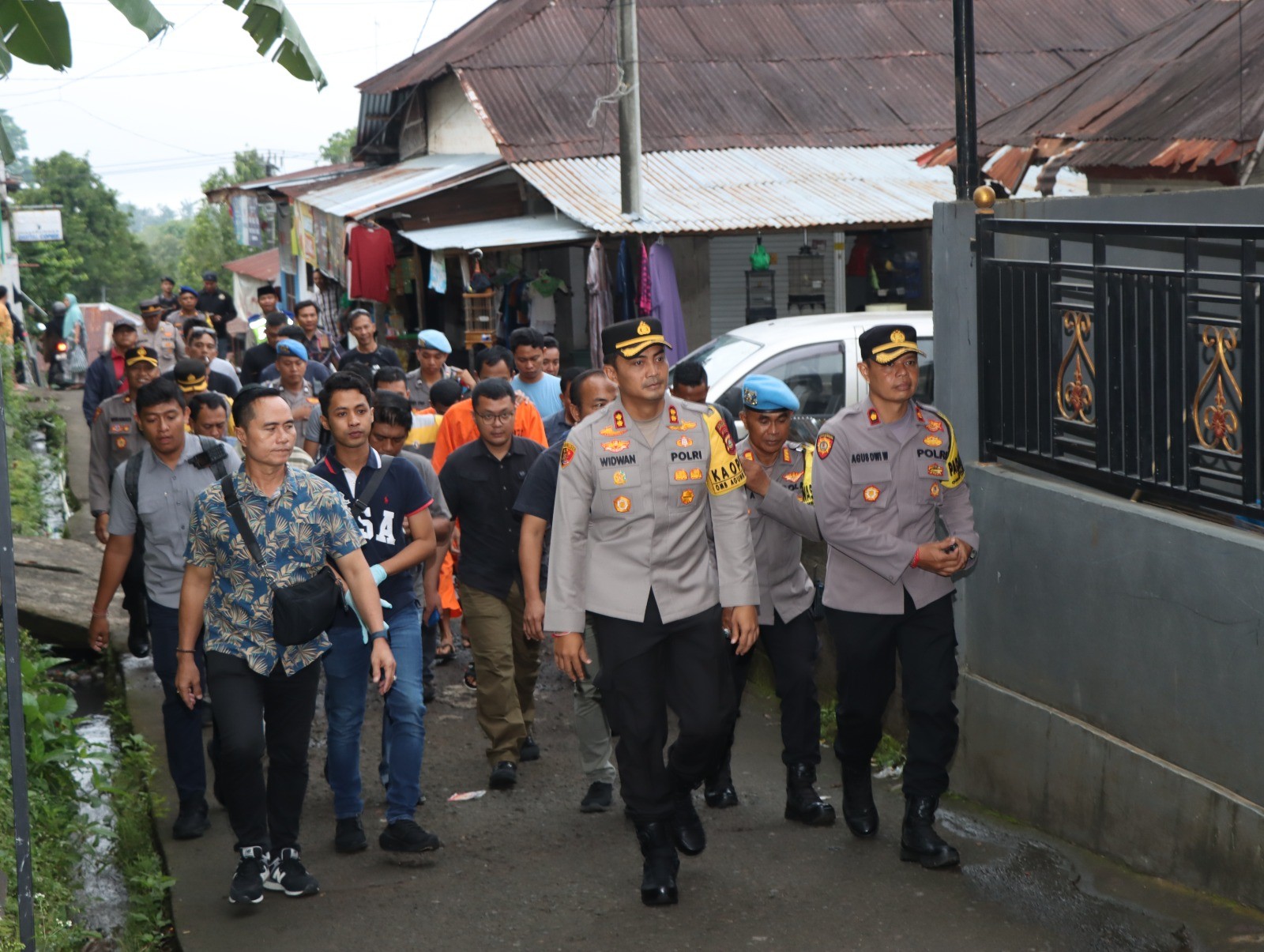 Dokumentasi dari - Kapolres Buleleng Pimpin Pengeledahan Rumah Tersangka Peredaran Gelap Narkoba, Kepemilikan Senjata Api Rakitan 