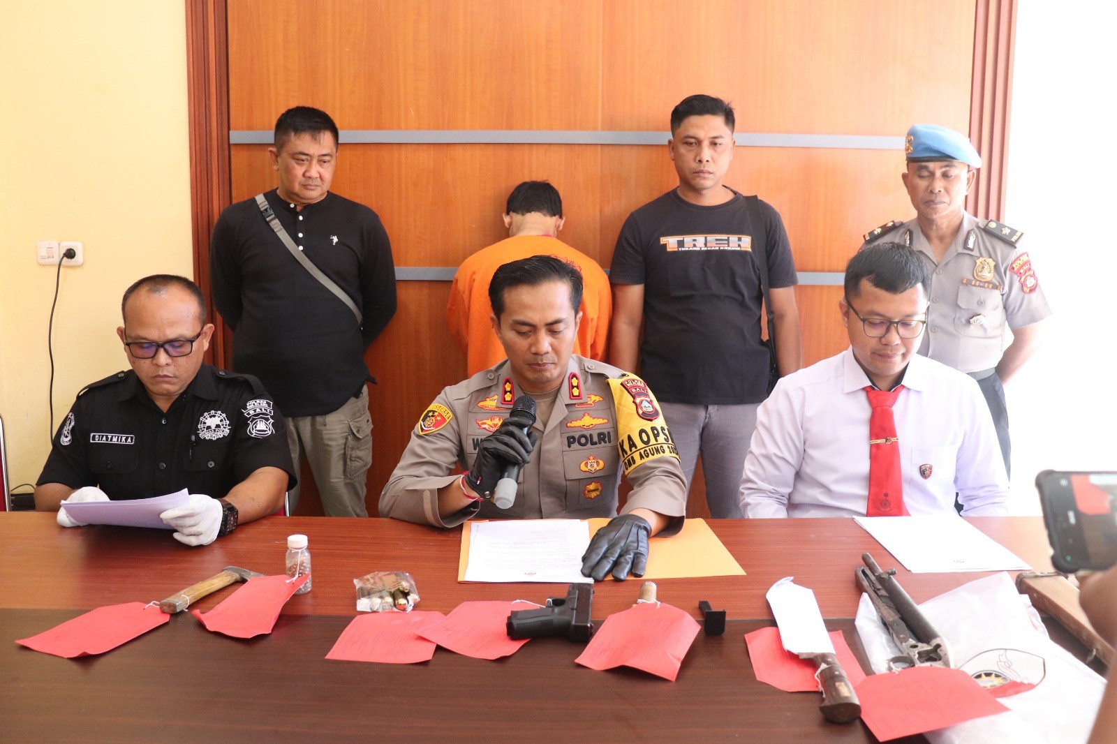 Dokumentasi dari - Pelaku Dugaan Kepemilikan Senpi dan Sajam Diancam Hukuman 20 Tahun Penjara