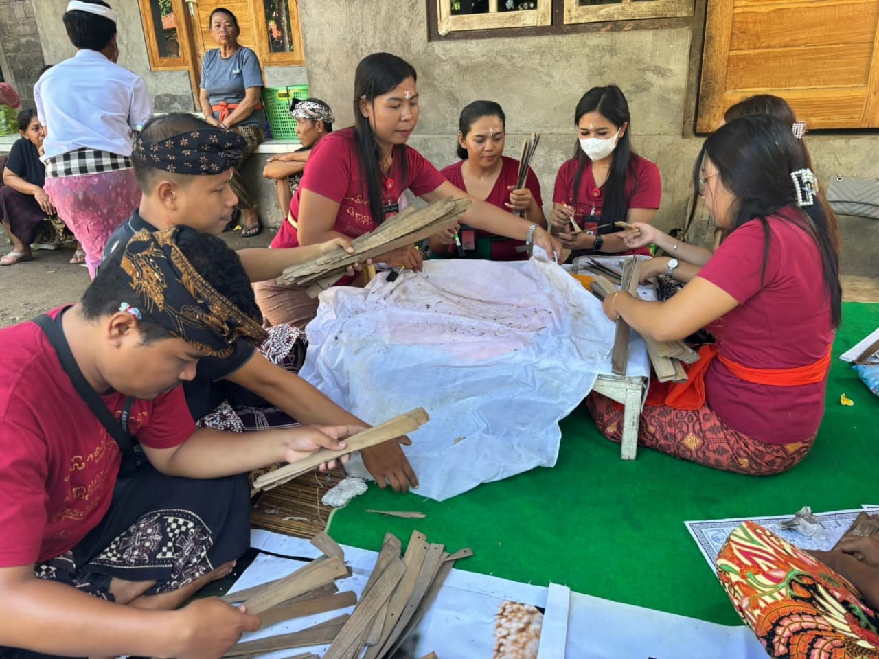 Dokumentasi dari - Lestarikan Keberadaan Lontar, Penyuluh Bahasa Bali Konservasi dan Identifikasi Lontar di Desa Panji
