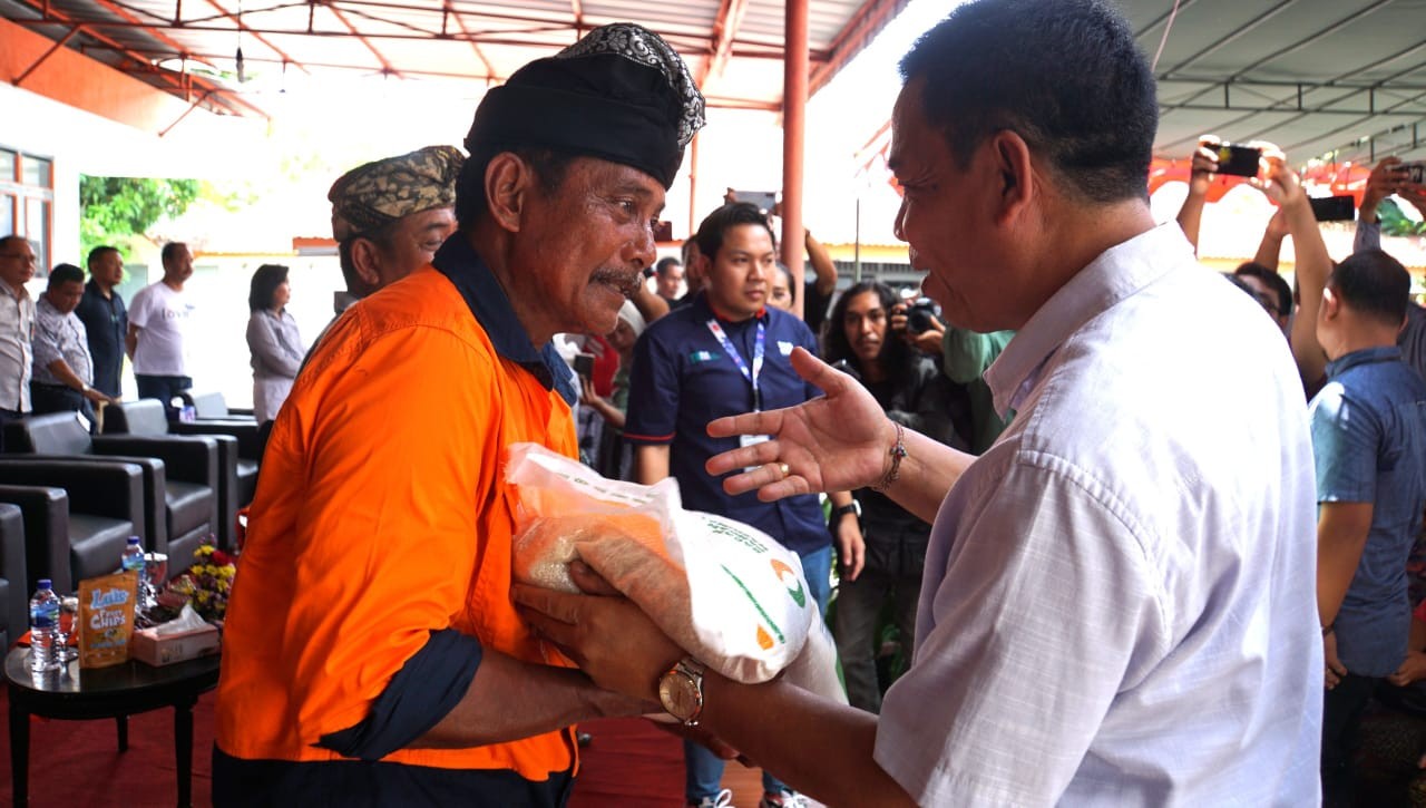 Dokumentasi dari - Turunkan Harga Beras, Pj Bupati Buleleng Salurkan 51 Ton Lebih Bantuan Pangan Untuk Warga Masyarakat