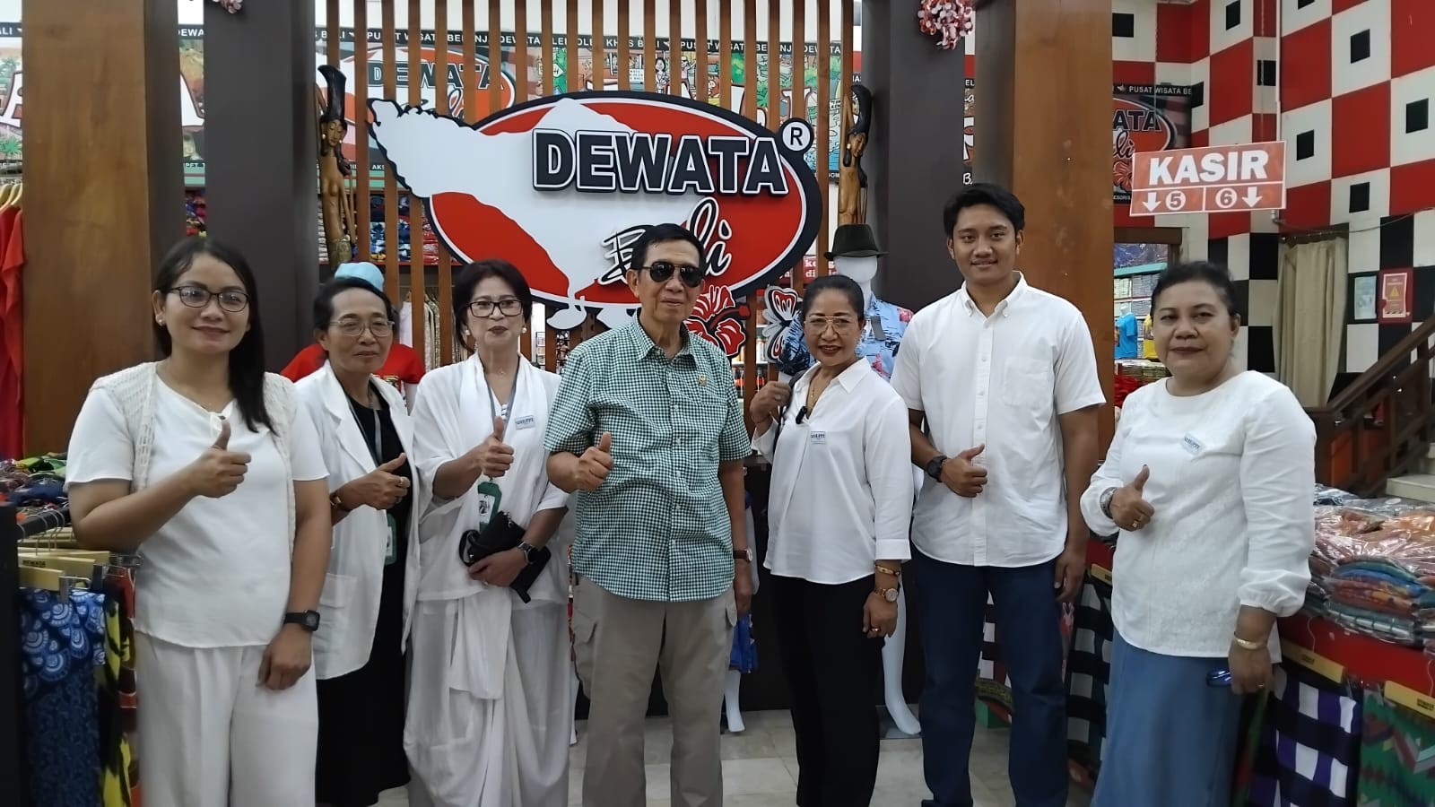 Dokumentasi dari - Majukan Perempuan, Mangku Pastika Kunjungi Dewata Oleh Oleh Khas Bali Binaan KPRK