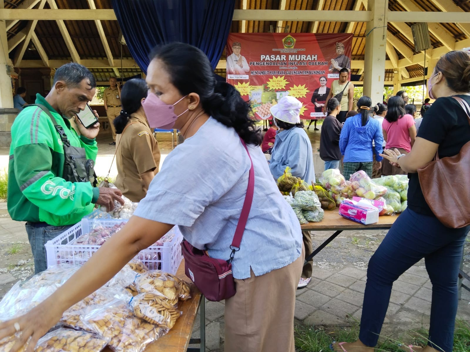 Dokumentasi dari - Jelang Galungan Kuningan, Warga Serbu Pasar Murah di Desa