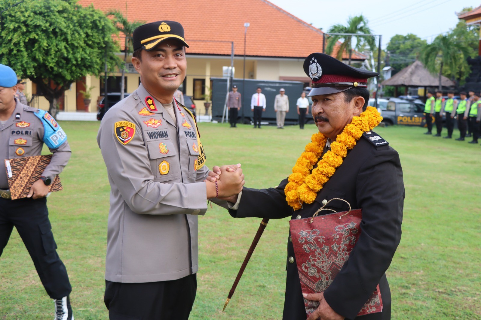 Dokumentasi dari - Kapolres Buleleng, Pimpin Apel Jam Pimpinan Dirangkaikan Upacara Pelepasan Purnabakti