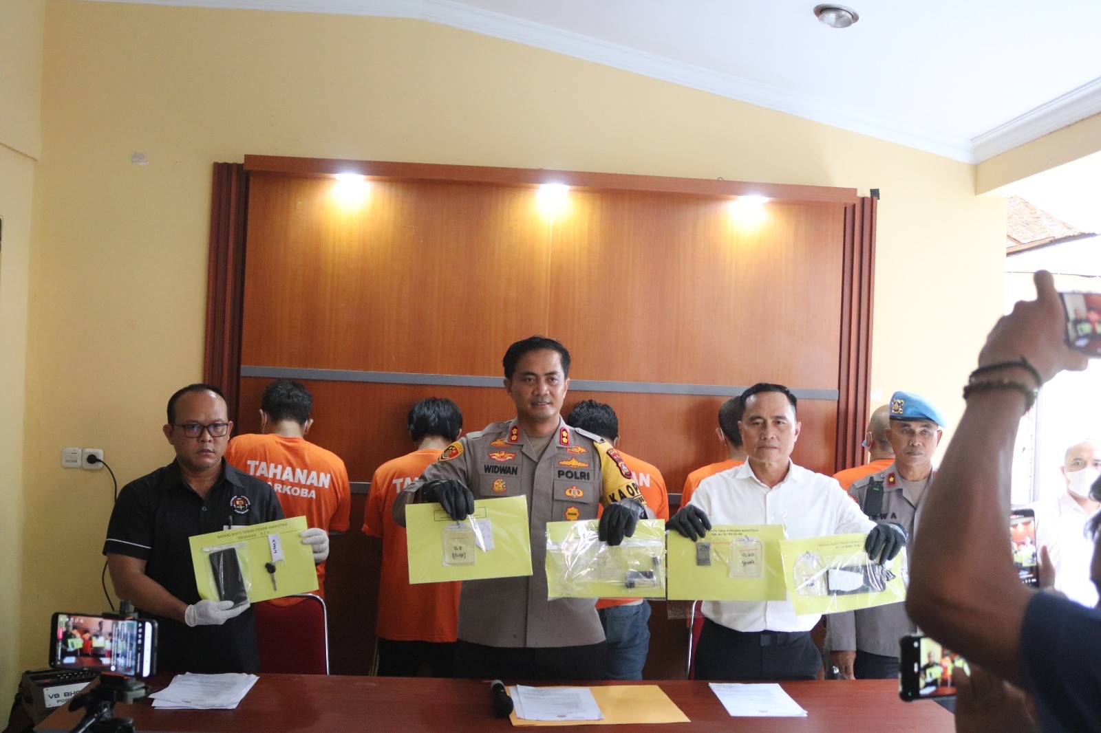 Dokumentasi dari - Kapolres Buleleng Nyatakan Perang Terhadap Pengguna Dan Peredaran Gelap Narkoba