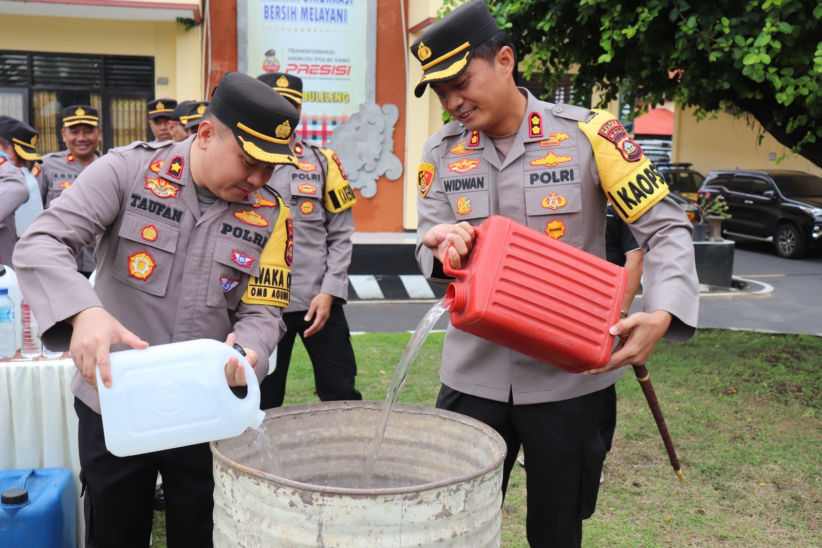 Dokumentasi dari - Sambut Nyepi, Polres Buleleng  Musnahkan 300 Liter Miras Jenis Arak