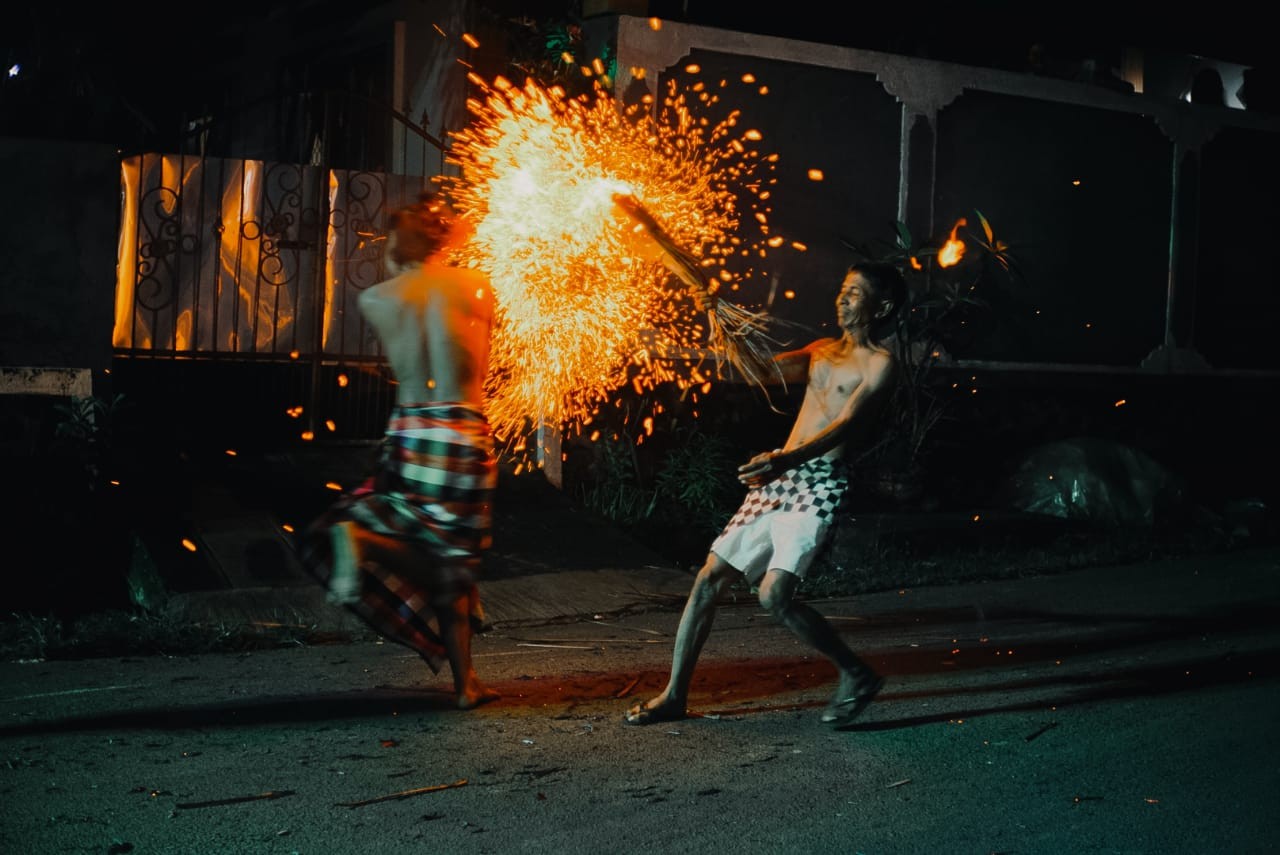 Dokumentasi dari - Desa Adat Padang Bulia Meriahkan Hari Raya Nyepi Dengan Tradisi Meamuk-amukan 