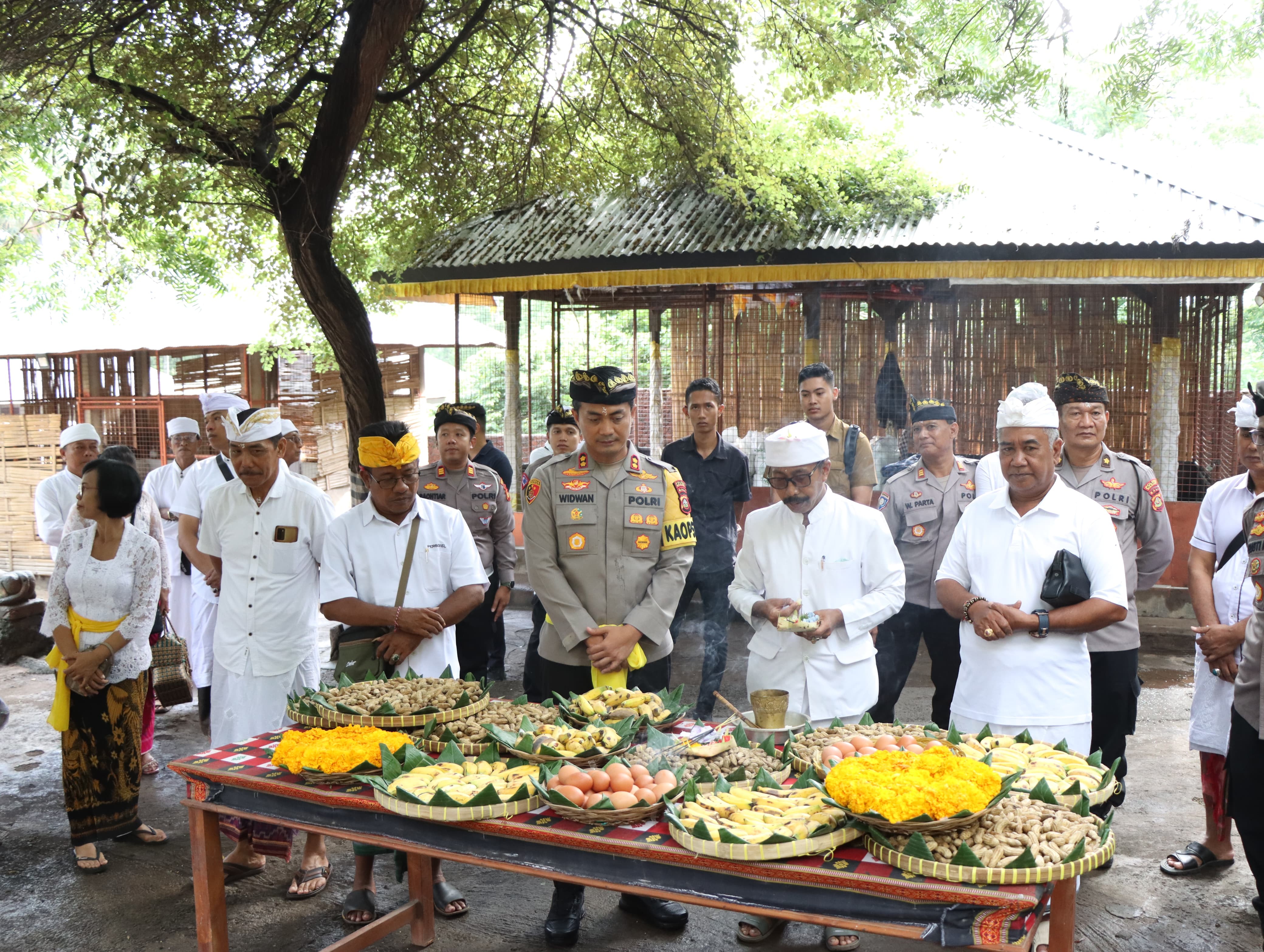Dokumentasi dari - Kapolres Buleleng Melaksanakan Wanaralaba di Pura Agung Pulaki
