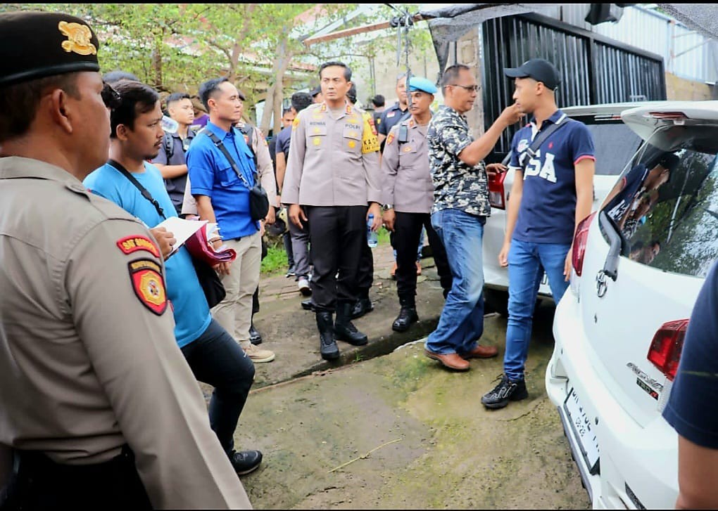 Dokumentasi dari - Polisi Grebek Rumah Warga Sidatapa, Temukan 27 Mobil Diduga Hasil Penggelapan