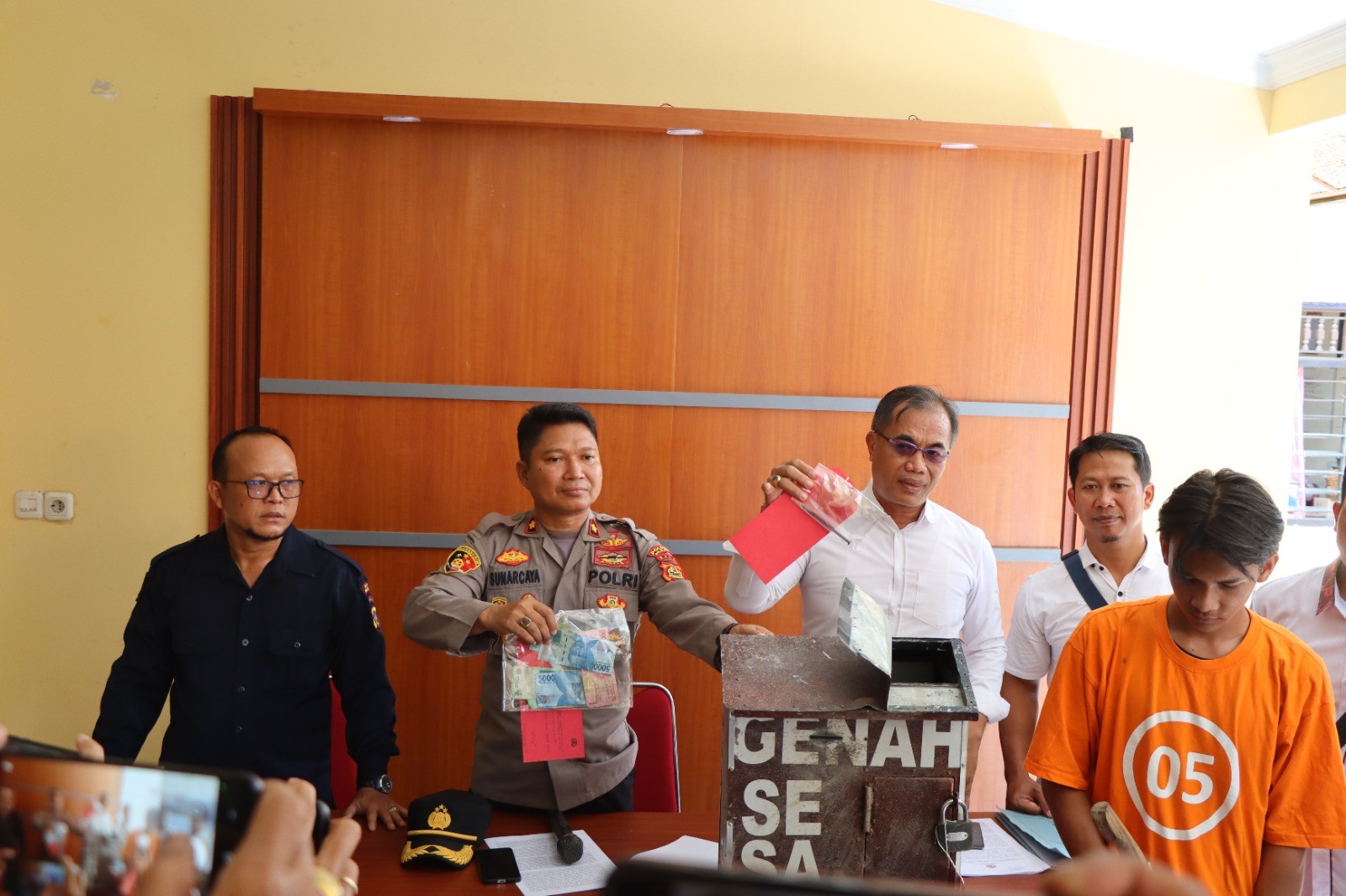 Dokumentasi dari - Mencuri Kotak Dana Punia Di Pura Gede Pengastulan, Yudha Sanjaya Diancam Hukuman 7 Tahun Penjara 