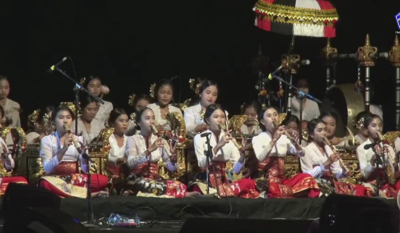 Dokumentasi dari - Gong Kebyar Wanita Sanggar Jagratara Pukau Penonton pada Semarak Malam Berbangga HUT Kota Singaraja 