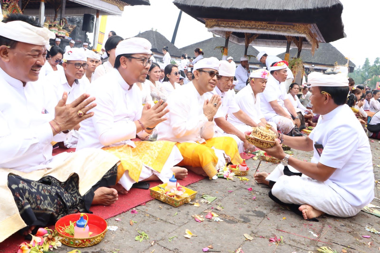 Dokumentasi dari - Pemkot Denpasar Ngaturang Bhakti Penganyaran di Pura Agung Besakih 