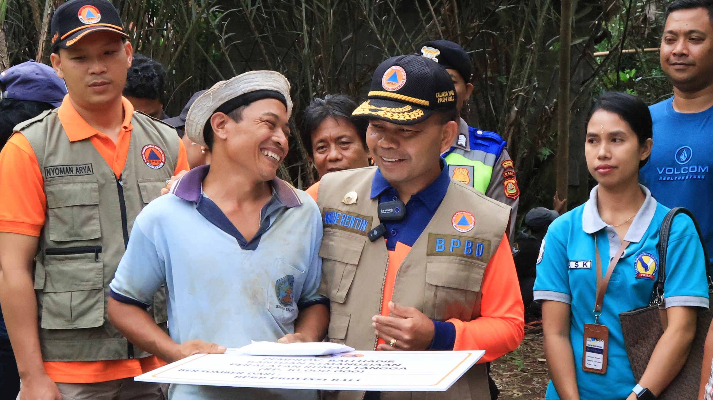 Dokumentasi dari - BPBD Bantu Kemanusiaan Bagi Warga Kurang Mampu di Desa Sibetan