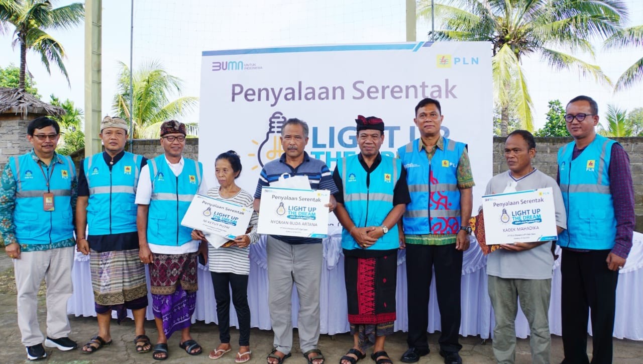 Dokumentasi dari - Pj.Bupati Buleleng Serahkan Bantuan Kelistrikan untuk Masyarakat Kurang Mampu