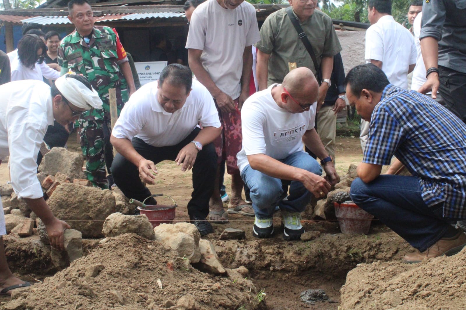 Dokumentasi dari - Pemprov Bali Hadir, Serahkan Bantuan Bedah Rumah kepada Dua Warga Kurang Mampu di Buleleng