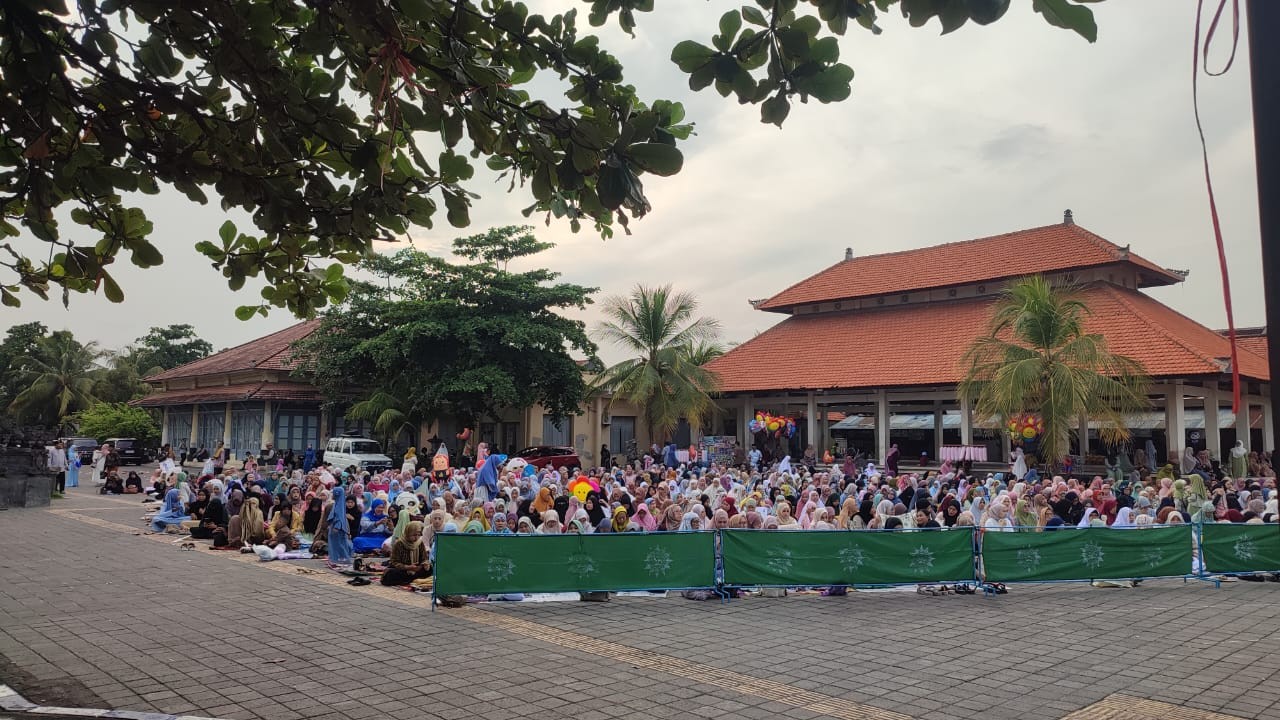 Dokumentasi dari - Umat Muslim Buleleng Mengikuti Salat Id di Lapangan Seririt dan di Eks Pelabuhan Buleleng