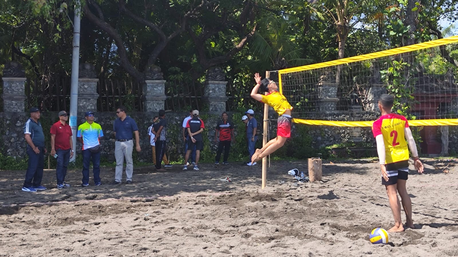 Dokumentasi dari - Rombongan CDLT Kunjungi KONI Buleleng Melihat Lapangan Voli Pantai di Kawasan Lovina