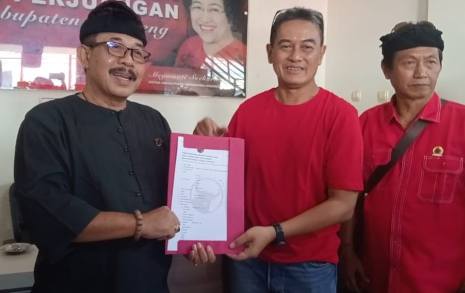 Dokumentasi dari - Dikawal 100 Pasukan BMI dan LDC, Dokter Caput Ambil Formulir Cabup Buleleng